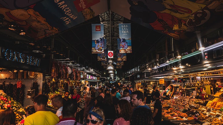 Cảnh mua bán trong chợ truyền thống Tây Ban Nha